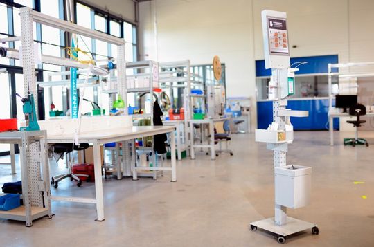 Ein hohes Maß an Sicherheit und Gesundheit schafft in der Produktion die Voraussetzungen für eine Rückkehr zur Normalität. Ein hohes Maß an Sicherheit und Gesundheit schafft in der Produktion die Voraussetzungen für eine Rückkehr zur Normalität.