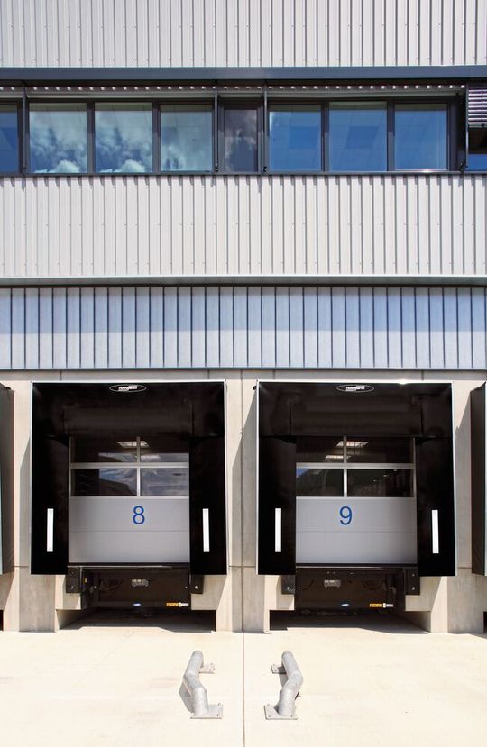 Das neue Industrie-Sektionaltor Thermo 80 mit Vierfachverglasung bietet einen besonders hohen Isolationswert.