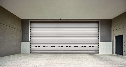 Das Faltschnelllauftor F 14005 wurde für bis zu 14 m breite und bis zu 10 m hohe Außentoröffnungen konzipiert.