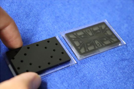 The microfluidic device to which ∼20 μL of samples containing 2 μL of serum will be applied. The microfluidic device to which ∼20 μL of samples containing 2 μL of serum will be applied.