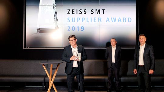 Bernd Krebs, Christoph Hauck and Karlheinz Nüßlein (from left to right) at the virtual Supplier Awards ceremony held by the Zeiss Semiconductor Manufacturing Technology (SMT) segment. Bernd Krebs, Christoph Hauck and Karlheinz Nüßlein (from left to right) at the virtual Supplier Awards ceremony held by the Zeiss Semiconductor Manufacturing Technology (SMT) segment.