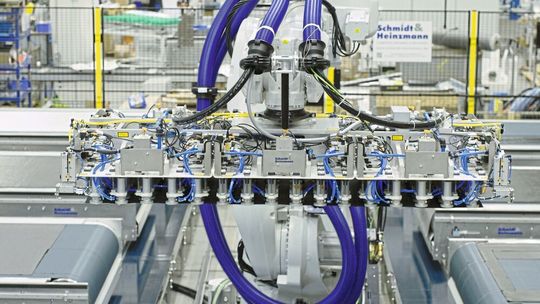 Der IRB 6700 von ABB sammelt die Carbonfaserzuschnitte ein und legt sie in der definierten Reihenfolge millimetergenau aufeinander ab. Der IRB 6700 von ABB sammelt die Carbonfaserzuschnitte ein und legt sie in der definierten Reihenfolge millimetergenau aufeinander ab.