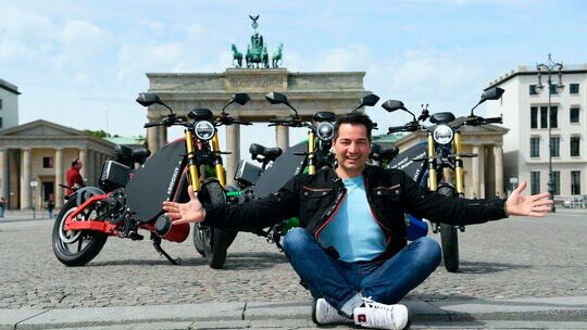Bülent Sharif überzeugte sich in Berlin von den Vorzügen des E-Rockit. Bülent Sharif überzeugte sich in Berlin von den Vorzügen des E-Rockit.