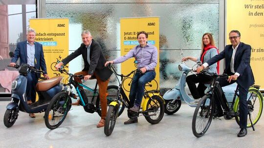 ADAC und Partner Rydies pushen E-Zweiräder (v.l.n.r.): Martin Kratzer, Ludger Kersting, Andreas Nelskamp , Patrizia Weber und Mahbod Asgari. ADAC und Partner Rydies pushen E-Zweiräder (v.l.n.r.): Martin Kratzer, Ludger Kersting, Andreas Nelskamp , Patrizia Weber und Mahbod Asgari.