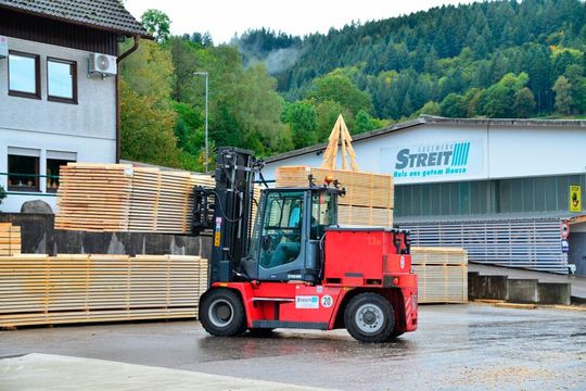 Die Kalmar-Stapler müssen im Sägewerk Schnittholzprodukte mit bis zu 9,5 m Länge transportieren. Die Kalmar-Stapler müssen im Sägewerk Schnittholzprodukte mit bis zu 9,5 m Länge transportieren.