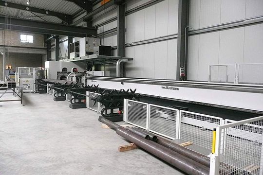 Mit dieser 1,6-Mio.-Euro-Investition, einer Mazak 3D Fabri Gear 300, die insgesamt 36 m lang ist, kann Elting Rohre bis zu 15 m Länge und 305 mm Durchmesser oder 250 mm x 250 mm laserbearbeiten. Bilder: Kuhn Mit dieser 1,6-Mio.-Euro-Investition, einer Mazak 3D Fabri Gear 300, die insgesamt 36 m lang ist, kann Elting Rohre bis zu 15 m Länge und 305 mm Durchmesser oder 250 mm x 250 mm laserbearbeiten. Bilder: Kuhn