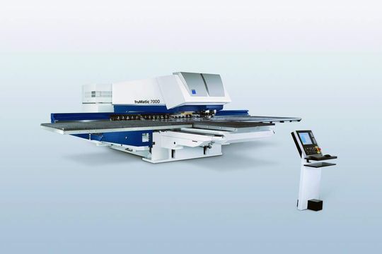 Die Tru-Matic 7000 ist eines der Trumpf-Messe-Highlights; sie ist mit fliegender Optik und aktiver Matrize ausgestattet und kann nicht nur laserschneiden, stanzen, umformen, Gewinde schneiden, entgraten, signieren, sondern sie bietet beispielsweise auch deutlich größere und höhere Umformungen, darüber hinaus kann sie kratzerfrei arbeiten. Die Tru-Matic 7000 ist eines der Trumpf-Messe-Highlights; sie ist mit fliegender Optik und aktiver Matrize ausgestattet und kann nicht nur laserschneiden, stanzen, umformen, Gewinde schneiden, entgraten, signieren, sondern sie bietet beispielsweise auch deutlich größere und höhere Umformungen, darüber hinaus kann sie kratzerfrei arbeiten.