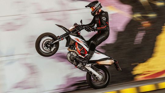 Da freut sich der Stuntman: Vanucci-Leder gibt es jetzt auch mit integriertem Airbag. Da freut sich der Stuntman: Vanucci-Leder gibt es jetzt auch mit integriertem Airbag.