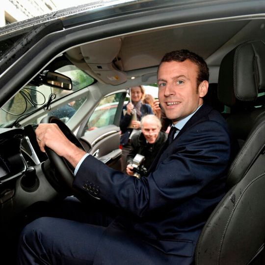 Frankreichs Präsident Emmanuel Macron am Steuer eines Renault. Frankreichs Präsident Emmanuel Macron am Steuer eines Renault.