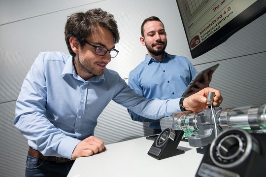 Steffen Klein (l.) und Christopher Schnur aus dem Team von Professor Andreas Schütze forschen an dem neuen Wartungssystem, das Sensoren an Industrieanlagen smart macht. Steffen Klein (l.) und Christopher Schnur aus dem Team von Professor Andreas Schütze forschen an dem neuen Wartungssystem, das Sensoren an Industrieanlagen smart macht.