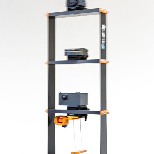 Das Fraunhofer LBF hat einen Mehrmassenschwinger als Demonstrator für strukturdynamische Optimierungsmaßnahmen entwickelt. Das Fraunhofer LBF hat einen Mehrmassenschwinger als Demonstrator für strukturdynamische Optimierungsmaßnahmen entwickelt.