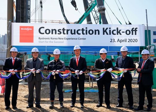 Durchschneiden das Band für den Baubeginn des neuen Bystronic Experience Centers (v.l.n.r.): Dookyu Kim, Direktor Finanzen & Administration Bystronic Korea, Hando Na, Geschäftsführer D2 Construction Co., Ltd., Eunseok Chae, Baustellenleiter, D2 Construction Co., Ltd., Youngchul Choi, Managing Director Bystronic Korea, Yoochul Choi, Direktor Seoinn Design, Seongho Lee, Vizepräsident Topec Engineering, Namil Cho, Service Team 1 Manager, Bystronic Korea. Durchschneiden das Band für den Baubeginn des neuen Bystronic Experience Centers (v.l.n.r.): Dookyu Kim, Direktor Finanzen & Administration Bystronic Korea, Hando Na, Geschäftsführer D2 Construction Co., Ltd., Eunseok Chae, Baustellenleiter, D2 Construction Co., Ltd., Youngchul Choi, Managing Director Bystronic Korea, Yoochul Choi, Direktor Seoinn Design, Seongho Lee, Vizepräsident Topec Engineering, Namil Cho, Service Team 1 Manager, Bystronic Korea.