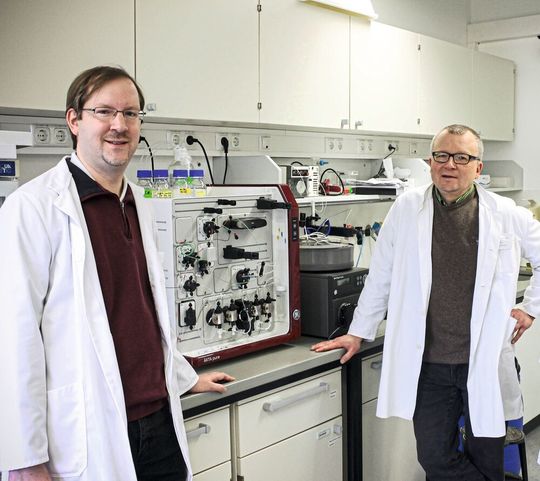 Abb. 1: Forschen an einem „Nano-Baukasten“ der besonderen Art: (v.l.n.r) Dr. Frank Mickoleit und Prof. Dr. Dirk Schüler von der Universität Bayreuth. Abb. 1: Forschen an einem „Nano-Baukasten“ der besonderen Art: (v.l.n.r) Dr. Frank Mickoleit und Prof. Dr. Dirk Schüler von der Universität Bayreuth.