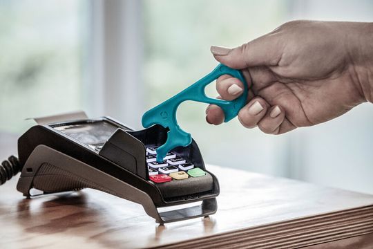 Mit dem vor Viren und Bakterien schützenden „Rehau Notouch“-Haken bekommt man eine praktische Greifhilfe aus Kunststoff, die nicht nur dem Corona-Virus unerwünschte Übersprungshandlungen vereitelt. Erfunden haben es diesmal keine Schweizer, sondern die Belegschaft von Rehau. Hier sieht man ihn im Einsatz beim berührungslosen Zahlen (fehlt jetzt nur noch geldlos als nächstes Feature!). Mit dem vor Viren und Bakterien schützenden „Rehau Notouch“-Haken bekommt man eine praktische Greifhilfe aus Kunststoff, die nicht nur dem Corona-Virus unerwünschte Übersprungshandlungen vereitelt. Erfunden haben es diesmal keine Schweizer, sondern die Belegschaft von Rehau. Hier sieht man ihn im Einsatz beim berührungslosen Zahlen (fehlt jetzt nur noch geldlos als nächstes Feature!).