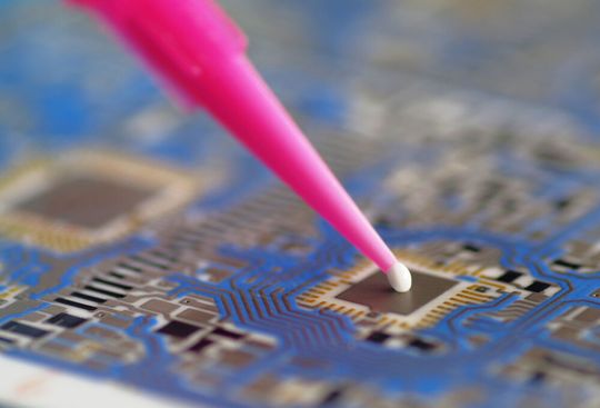 Panacol bringt mit Elecolit 6607 einen wärmeleitfähigen Klebstoff an den Start, welcher bauteilschonend aber schon bei Temperaturen ab 80 °C ausgehärtet werden kann. Hier ein Anwendungsbeispiel aus der Elektronikbranche. Panacol bringt mit Elecolit 6607 einen wärmeleitfähigen Klebstoff an den Start, welcher bauteilschonend aber schon bei Temperaturen ab 80 °C ausgehärtet werden kann. Hier ein Anwendungsbeispiel aus der Elektronikbranche.