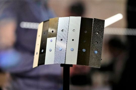 Ein am Laser Zentrum Hannover e. V. (LZH) entwickeltes Laserbohrverfahren macht es möglich, dass unterschiedliche Laminate präzise und produktiv gebohrt werden können – sogar, wenn man sie übereinander stapelt, heißt es. Hier ein Anschauungsobjekt davon. Ein am Laser Zentrum Hannover e. V. (LZH) entwickeltes Laserbohrverfahren macht es möglich, dass unterschiedliche Laminate präzise und produktiv gebohrt werden können – sogar, wenn man sie übereinander stapelt, heißt es. Hier ein Anschauungsobjekt davon.