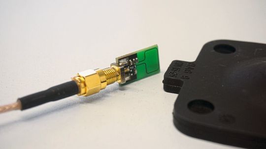 Ein integrierter RFID-Tag wird von einer Leseantenne ausgewertet. Ein integrierter RFID-Tag wird von einer Leseantenne ausgewertet.