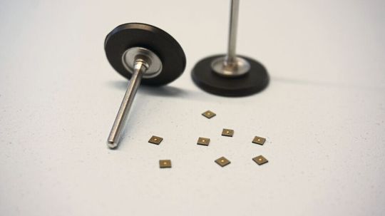 Miniaturisierte RFID-Tags, welche in Elastomerkomponenten eingebettet werden.