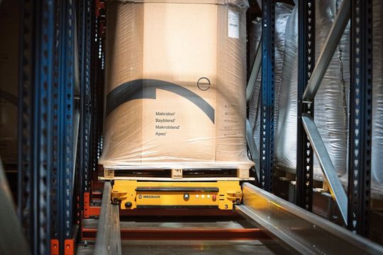 Das Radio Pallet Shuttle, ein eigenständig gesteuerter Elektroschlitten, ist für die reibungslose Ein- und Auslagerung der mit Kunststoffgranulat gefüllten Oktabins zuständig. Das Radio Pallet Shuttle, ein eigenständig gesteuerter Elektroschlitten, ist für die reibungslose Ein- und Auslagerung der mit Kunststoffgranulat gefüllten Oktabins zuständig.