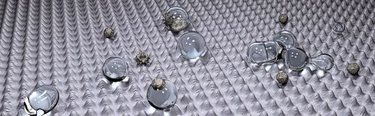 Visualisierung einer mikrostrukturierten Aluminiumoberfläche mit Schmutzpartikeln und Wassertropfen Visualisierung einer mikrostrukturierten Aluminiumoberfläche mit Schmutzpartikeln und Wassertropfen