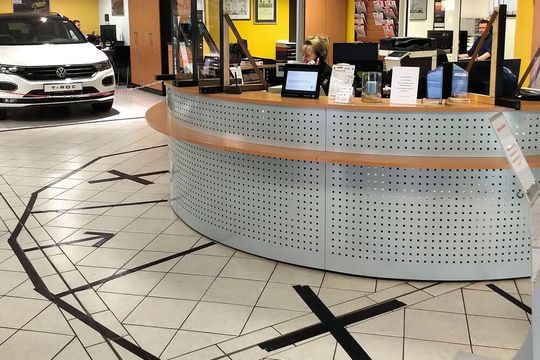 Abstand bitte: Klebestreifen auf dem Fußboden zeigen Kunden, wie weit sie herantreten dürfen. Abstand bitte: Klebestreifen auf dem Fußboden zeigen Kunden, wie weit sie herantreten dürfen.