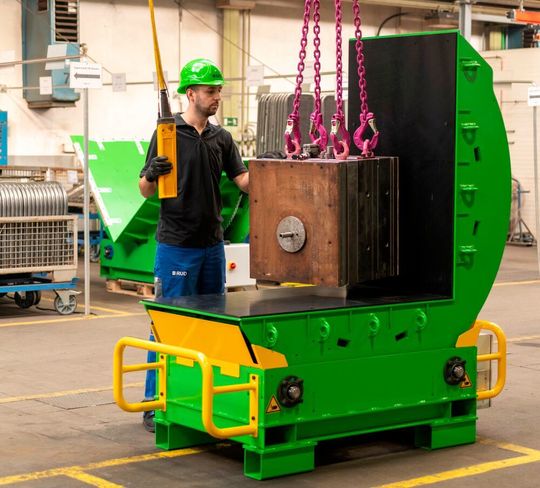Tool Mover heißt dieses gelb-grüne Kompaktsystem von RUD. Der Hersteller hat den Tool Mover zum leichten Wenden von schweren Komponenten entwickelt, heißt es. Hier ein schönes Anwendungsbeispiel mit einem Spritzgießwerkzeug für die Kunststoffverarbeitung. Tool Mover heißt dieses gelb-grüne Kompaktsystem von RUD. Der Hersteller hat den Tool Mover zum leichten Wenden von schweren Komponenten entwickelt, heißt es. Hier ein schönes Anwendungsbeispiel mit einem Spritzgießwerkzeug für die Kunststoffverarbeitung.