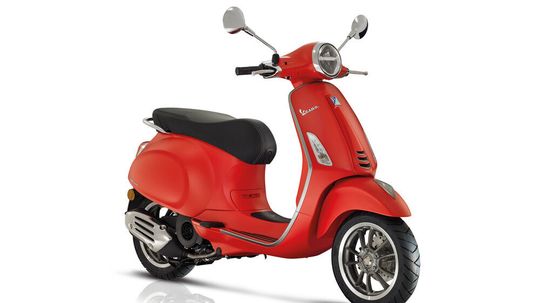 Da der klassische Stil der Vespa immer wieder kopiert wird, kämpft Piaggio stets gegen Plagiate. Da der klassische Stil der Vespa immer wieder kopiert wird, kämpft Piaggio stets gegen Plagiate.