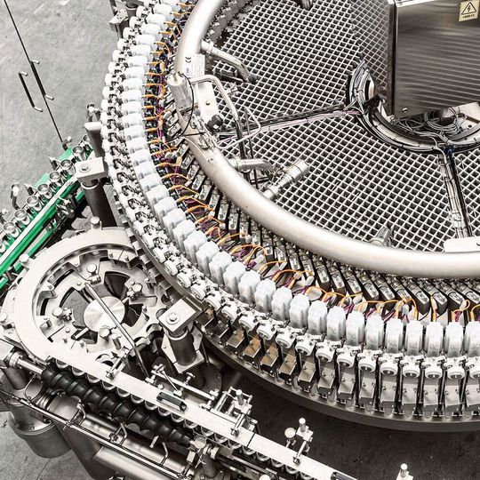 Mit 54 bis 182 Abfüllventilen auf dem Karussell deckt der Evofill Can Dosenformate von 150 bis 1000 ml ab. Mit 54 bis 182 Abfüllventilen auf dem Karussell deckt der Evofill Can Dosenformate von 150 bis 1000 ml ab.