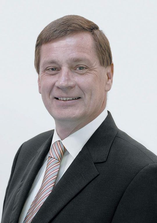 Moderator. Hermann Hill, Professor der Deutschen Verwaltungshochschule in Speyer, wird durch den Summit führen Moderator. Hermann Hill, Professor der Deutschen Verwaltungshochschule in Speyer, wird durch den Summit führen