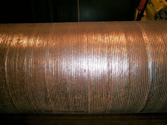 Nach zwei Jahren Forschungsarbeit gibt Castolin Eutectic bekannt, einen Fülldraht entwickelt zu haben, mit dem man beim Auftragschweißen frei von Nickel- und Chrom(VI)-Emissionen arbeiten kann. Endotec Safe-Hard 600 heißt die Produktpremiere. Im Vergleich zu Standarddrähten habe man die chemische Zusammensetzung so angepasst, dass sich die Abrieb- und Stoßfestigkeit der applizierten Schweißraupen (wie hier im Bild) verbessert. Und nicht nur das... Nach zwei Jahren Forschungsarbeit gibt Castolin Eutectic bekannt, einen Fülldraht entwickelt zu haben, mit dem man beim Auftragschweißen frei von Nickel- und Chrom(VI)-Emissionen arbeiten kann. Endotec Safe-Hard 600 heißt die Produktpremiere. Im Vergleich zu Standarddrähten habe man die chemische Zusammensetzung so angepasst, dass sich die Abrieb- und Stoßfestigkeit der applizierten Schweißraupen (wie hier im Bild) verbessert. Und nicht nur das...