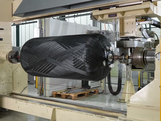 Leichtbaukomponenten sparen Ressourcen und senken CO2-Emissionen. Faserverbundwerkstoffe leisten das ideal. Hier ein in der Enststehung befindlicher Wärmespeicher namens Thermotank Quadroline, der aus carbonfaserverstärktem Kunststoff (CFK) von Roth entwickelt wurde. Fertig, dient er in Gebäuden als effektiver und druckfester Warmwasserspeicher, erklärt das Unternehmen. Leichtbaukomponenten sparen Ressourcen und senken CO2-Emissionen. Faserverbundwerkstoffe leisten das ideal. Hier ein in der Enststehung befindlicher Wärmespeicher namens Thermotank Quadroline, der aus carbonfaserverstärktem Kunststoff (CFK) von Roth entwickelt wurde. Fertig, dient er in Gebäuden als effektiver und druckfester Warmwasserspeicher, erklärt das Unternehmen.