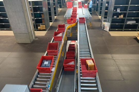 Das Interroll-System erstreckt sich über zwei Stockwerke und ist über 220 m lang. Das Interroll-System erstreckt sich über zwei Stockwerke und ist über 220 m lang.
