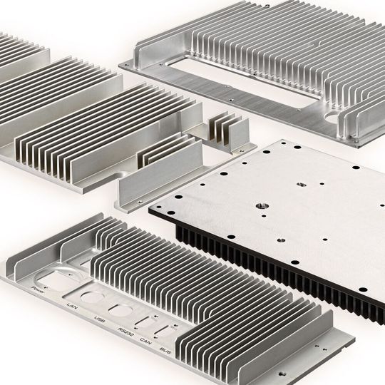 Bild 1: Passive Konzepte der Elektronikentwärmung durch Strangkühlkörper aus Aluminium liefern zwar effiziente Möglichkeiten und finden in sehr vielen Applikationen ihren Einsatz, doch reichen sie für moderne Leistungshalbleiter oft nicht mehr aus. Bild 1: Passive Konzepte der Elektronikentwärmung durch Strangkühlkörper aus Aluminium liefern zwar effiziente Möglichkeiten und finden in sehr vielen Applikationen ihren Einsatz, doch reichen sie für moderne Leistungshalbleiter oft nicht mehr aus.