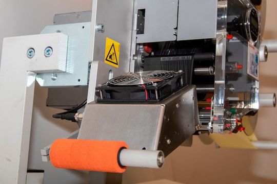 Mit dem indirekten Wipe-On-Verfahren können bis zu 240 Etiketten pro Minute gedruckt werden. Mit dem indirekten Wipe-On-Verfahren können bis zu 240 Etiketten pro Minute gedruckt werden.