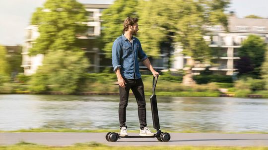 Die E-Scooter sind zwar im Straßenbild angekommen. Aber so richtig Akzeptanz in der Bevölkerung finden sie nicht. Im Bild der Audi e-tron- Scooter. Die E-Scooter sind zwar im Straßenbild angekommen. Aber so richtig Akzeptanz in der Bevölkerung finden sie nicht. Im Bild der Audi e-tron- Scooter.