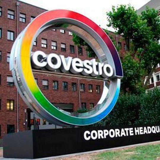 Die Zusammenarbeit zwischen Neste und Covestro zielt darauf ab, mehrere tausend Tonnen fossiler Rohstoffe zur Herstellung von Polycarbonaten durch Rohstoffe zu ersetzen. Die Zusammenarbeit zwischen Neste und Covestro zielt darauf ab, mehrere tausend Tonnen fossiler Rohstoffe zur Herstellung von Polycarbonaten durch Rohstoffe zu ersetzen.