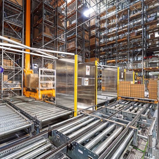 Fünf Regalbediengeräte mit Steuerungen und Antriebstechnik von Siemens lagern nach dem Umbau bei Emil Frey nun Ersatzteilpaletten automatisch ein und aus. Fünf Regalbediengeräte mit Steuerungen und Antriebstechnik von Siemens lagern nach dem Umbau bei Emil Frey nun Ersatzteilpaletten automatisch ein und aus.