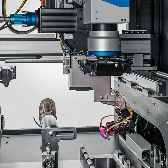 Überwachen und dokumentieren: mit einer Vision-Software und Kamera ausgerüstetes 5-Achs-Laserschweissmodul. Überwachen und dokumentieren: mit einer Vision-Software und Kamera ausgerüstetes 5-Achs-Laserschweissmodul.