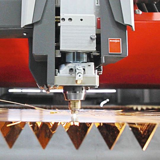 Innovation vorantreiben: Dank der strategischen Partnerschaft mit IPG sieht sich Bystronic auf dem besten Weg zu einer führenden Position bei leistungsfähigen Faserlasern zum Schneiden. Innovation vorantreiben: Dank der strategischen Partnerschaft mit IPG sieht sich Bystronic auf dem besten Weg zu einer führenden Position bei leistungsfähigen Faserlasern zum Schneiden.