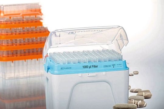 Das Herzstück des neuen Refill-Systems von Sarstedt ist die Pipettenbox aus Polypropylen mit einem Tray für 96 Spitzen in der Standardvariante. Das Herzstück des neuen Refill-Systems von Sarstedt ist die Pipettenbox aus Polypropylen mit einem Tray für 96 Spitzen in der Standardvariante.