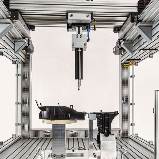 Das Drei-Achsen-CNC-System erkennt eigenständig verschiedene Bauteilformen und reagiert flexibel auf unterschiedliche Kurvenprofile. Das Drei-Achsen-CNC-System erkennt eigenständig verschiedene Bauteilformen und reagiert flexibel auf unterschiedliche Kurvenprofile.