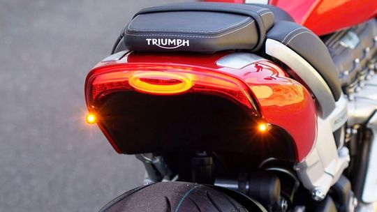 Die Wunderkind-Umbau-Version für die Triumph Rocket 3 nimmt auch die formschönen LED-Blinker von Kellermann auf. Die Wunderkind-Umbau-Version für die Triumph Rocket 3 nimmt auch die formschönen LED-Blinker von Kellermann auf.