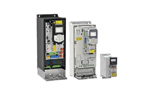 Das Profisafe Plug-in-Modul für Frequenzumrichter übernimmt die Kommunikation für die Maschinensteuerung, sorgt gleichzeitig für die funktionale Sicherheit und ermöglicht zusätzlich den Datenaustausch zwischen PC-Tool und Frequenzumrichter über eine einzige Ethernet-Verbindung. Das Profisafe Plug-in-Modul für Frequenzumrichter übernimmt die Kommunikation für die Maschinensteuerung, sorgt gleichzeitig für die funktionale Sicherheit und ermöglicht zusätzlich den Datenaustausch zwischen PC-Tool und Frequenzumrichter über eine einzige Ethernet-Verbindung.