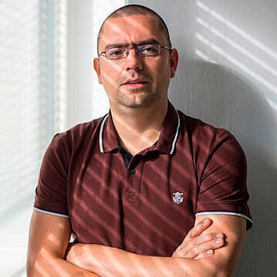 Der Saarbrücker Informatik-Professor Sven Apel: „Unsere Forschung legt nahe, dass das Sprachverständnis eine zentrale Rolle beim Programmieren spielt.“ Der Saarbrücker Informatik-Professor Sven Apel: „Unsere Forschung legt nahe, dass das Sprachverständnis eine zentrale Rolle beim Programmieren spielt.“