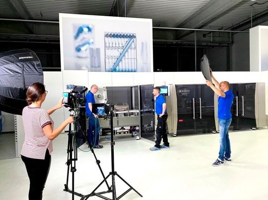 Hinter den Kulissen im Headquarter bei Koch Pac-Systeme GmbH. Die Vorbereitungen für die erste, virtuelle Messe Kochlive laufen auf Hochtouren. Hinter den Kulissen im Headquarter bei Koch Pac-Systeme GmbH. Die Vorbereitungen für die erste, virtuelle Messe Kochlive laufen auf Hochtouren.