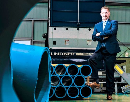 Lohner Kunststoffrecycling (LKR), hier der geschäftsführende Gesellschafter Jan-Hendrick Wilming, schätzt das spezielle Multiplex-Schnittsystem im Micromat 2000. Es handelt sich dabei um einen Zerkleinerer von Lindner Recyclingtech aus Österreich. Wilming merkt an: „Die Enstorgung von Produktionsabfällen ist für mich ein No-Go! Und der neue Lindner-Zerkleinerer steigert in Sachen Kreislaufwirtschaft nun unsere Produktivität durch erhöhten Durchsatz beim Recyceln von Kunststoffen.“ Lohner Kunststoffrecycling (LKR), hier der geschäftsführende Gesellschafter Jan-Hendrick Wilming, schätzt das spezielle Multiplex-Schnittsystem im Micromat 2000. Es handelt sich dabei um einen Zerkleinerer von Lindner Recyclingtech aus Österreich. Wilming merkt an: „Die Enstorgung von Produktionsabfällen ist für mich ein No-Go! Und der neue Lindner-Zerkleinerer steigert in Sachen Kreislaufwirtschaft nun unsere Produktivität durch erhöhten Durchsatz beim Recyceln von Kunststoffen.“