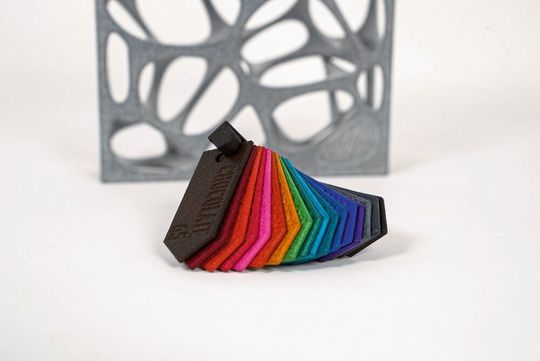 Für das Material HP 3D HR PA 12 und das Polyshot-Finish hat Dyemansion 17 Farben für graue Multijetfusion-Bauteile entwickelt. Für das Material HP 3D HR PA 12 und das Polyshot-Finish hat Dyemansion 17 Farben für graue Multijetfusion-Bauteile entwickelt.