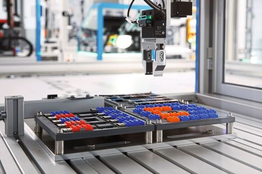 Neue Fähigkeiten können einfach in die Modell-Anlage integriert werden. Neue Fähigkeiten können einfach in die Modell-Anlage integriert werden.