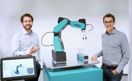 Die Geschäftsführer von fruitcore robotics, Jens Riegger (l.) und Patrick Zimmermann präsentieren den neuen Horst600. In der Ausführung für Labore, Pharma- und Chemieunternehmen ist er auf die Schnittstellenanforderungen der Branche angepasst und besitzt spezielle Features und Module zur einfachen Handhabung von Reagenzgläsern oder Proben. Die Geschäftsführer von fruitcore robotics, Jens Riegger (l.) und Patrick Zimmermann präsentieren den neuen Horst600. In der Ausführung für Labore, Pharma- und Chemieunternehmen ist er auf die Schnittstellenanforderungen der Branche angepasst und besitzt spezielle Features und Module zur einfachen Handhabung von Reagenzgläsern oder Proben.