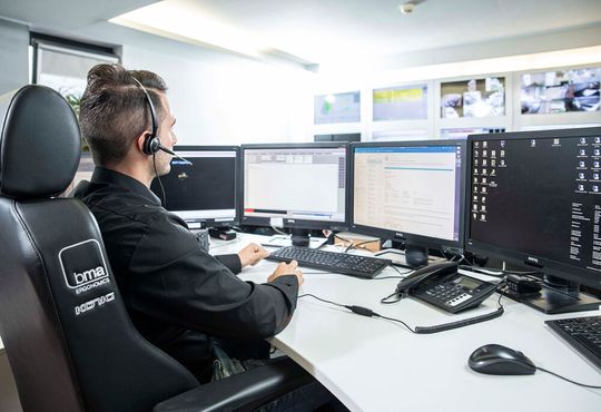 Die ständig besetzte Notruf- und Serviceleitstelle stellt Einbrecher in Echtzeit.